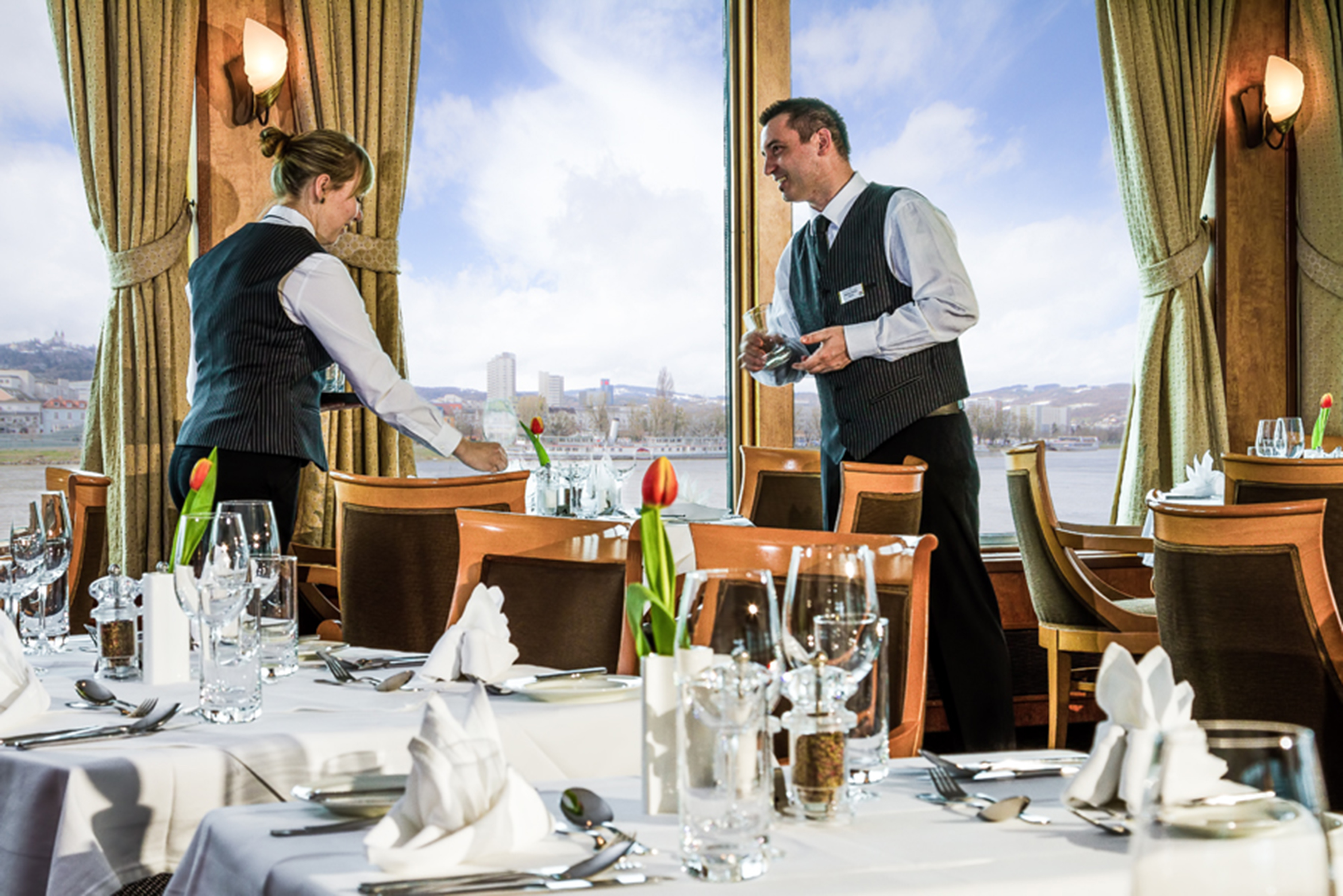 Disfrute a bordo del MS Bellejour de un servicio atento y cordial... CRUCEROS MS BELLEJOUR CRUCEMUNDO CRUCEROS FLUVIALES RHIN CRUCEROS FLUVIALES DANUBIO CRUCEROS FLUVIALES ALEMANIA CRUCEROS FLUVIALES AUSTRIA CRUCEROS FLUVIALES EN ESPAÑOL CRUCEROS CRUCEMUNDO CRUCEROS FLUVIALES CRUCEROS POR RIO CRUCEROS RIN CRUCEROS DANUBIO CRUCEROS RHIN DANUBE CRUISES RHINE CRUISES MS BELLEJOUR CRUISES ATENCION TRIPULACION CRUCEROS BELLEJOUR #Crucemundo #CrucerosFluviales #CrucerosRhin #CrucerosDanubio #CrucerosPaisesBajos #CrucerosenEspañol